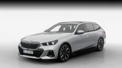M brooklyn grau Nieuw 2025 BMW 520 M Sport Stationwagen | € 91.055 (Eerlijke prijs)