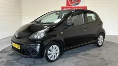 Zwart Gebruikt 2013 Toyota Aygo Hatchback | € 4.950 (Eerlijke prijs)