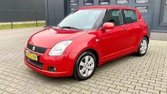 Rood, metallic lak Gebruikt 2006 Suzuki Swift Hatchback | € 2.399 (Eerlijke prijs)