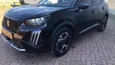 Zwart, metallic lak Nieuw 2025 Peugeot e-2008 Avantage SUV | € 40.425 (Eerlijke prijs)