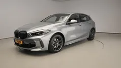 Grijs, metallic lak Gebruikt 2023 BMW 118 Basis Hatchback | € 31.900 (Eerlijke prijs)