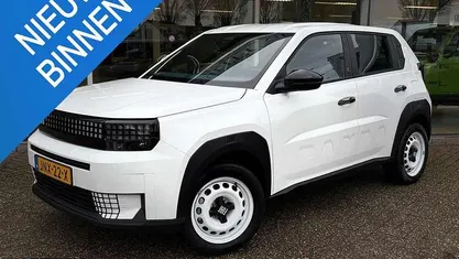 Wit Nieuw 2025 Fiat Grande Panda Red Hatchback | € 22.900 (Super prijs)