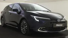 Blauw, metallic lak Gebruikt 2024 Toyota Corolla Edition Stationwagen | € 29.899 (Eerlijke prijs)