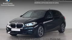 Zwart Gebruikt 2022 BMW 118 Sport Line Hatchback | € 25.950 (Eerlijke prijs)