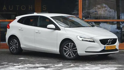 Wit Gebruikt 2019 Volvo V40 Hatchback | € 15.450 (Eerlijke prijs)