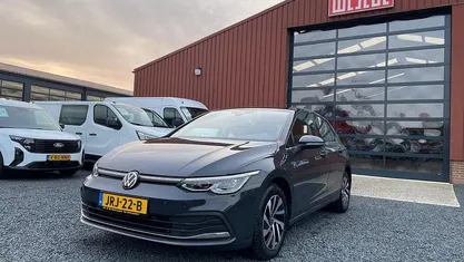 Grijs Gebruikt 2022 VW Golf VIII Style Hatchback | € 23.950 (Eerlijke prijs)