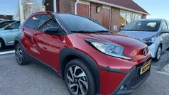 Rood, metallic lak Gebruikt 2023 Toyota Aygo Hatchback | € 21.995 (Eerlijke prijs)