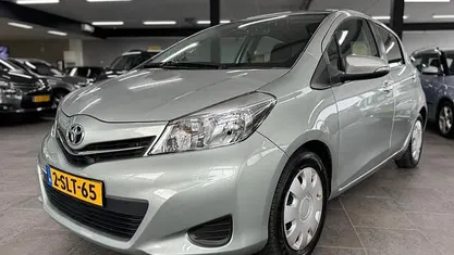 Grijs (metallic) Gebruikt 2011 Toyota Yaris Hatchback | € 4.495 (Eerlijke prijs)