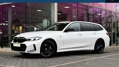 Occasion BMW 330e Comfort Edition 292 PK (214 kW) 2024 Wit (metallic) Stationwagen