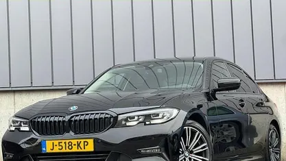 Gebruikt 2020 BMW 318 Sport Line Sedan | € 23.930 (Eerlijke prijs)