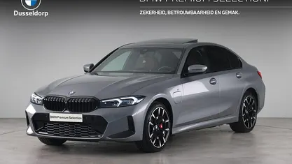 Grijs Occasion 2024 BMW 330e M Sport Sedan | € 49.450 (Eerlijke prijs)