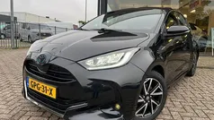 Zwart Gebruikt 2021 Toyota Yaris Hatchback | € 20.995 (Eerlijke prijs)