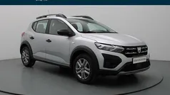 Grijs, metallic lak Gebruikt 2021 Dacia Sandero Essentiel Hatchback | € 12.990 (Eerlijke prijs)
