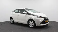 Wit Gebruikt 2016 Toyota Aygo X-play Hatchback | € 6.995 (Eerlijke prijs)
