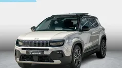 Stone grey, dak volcano black 640 Nieuw 2025 Jeep Avenger EV Summit SUV | € 35.490 (Goede deal)