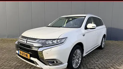 Wit (metallic) Occasion 2021 Mitsubishi Outlander P-HEV Intense SUV | € 23.950 (Eerlijke prijs)