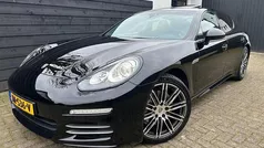 Zwart (metallic) Gebruikt 2015 Porsche Panamera Hatchback | € 38.945 (Eerlijke prijs)