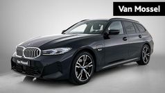 Zwart Gebruikt 2023 BMW 330e M Sport Stationwagen | € 41.900 (Eerlijke prijs)