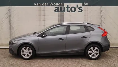 Grijs Gebruikt 2018 Volvo V40 Kinetic Hatchback | € 11.900 (Eerlijke prijs)