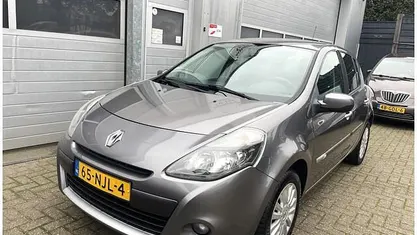 Grijs (metallic) Gebruikt 2010 Renault Clio II Collection Hatchback | € 2.995 (Eerlijke prijs)