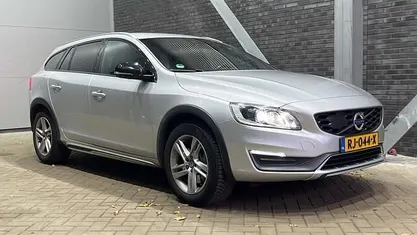 Grijs Gebruikt 2016 Volvo V60 CC Stationwagen | € 14.900 (Super prijs)