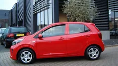 Rood (metallic) Gebruikt 2017 Kia Picanto Hatchback | € 8.300 (Goede deal)