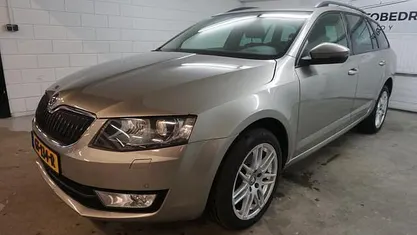 Grijs Gebruikt 2013 Skoda Octavia Elegance Stationwagen | € 5.999 (Eerlijke prijs)