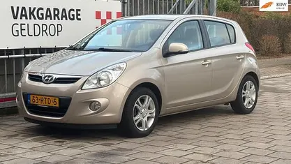 Grijs (metallic) Occasion 2011 Hyundai i20 Hatchback | € 3.495 (Eerlijke prijs)