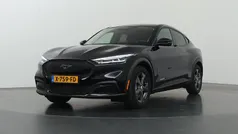 Zwart Gebruikt 2023 Ford Mustang Mach-E SUV | € 35.830 (Eerlijke prijs)