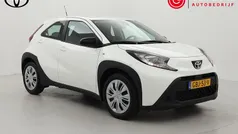Wit Gebruikt 2024 Toyota Aygo Play Hatchback | € 17.499 (Eerlijke prijs)