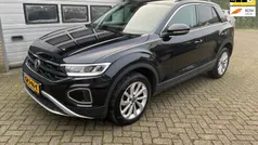Zwart Gebruikt 2023 VW T-Roc Style SUV | € 31.500 (Eerlijke prijs)