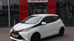 Wit Gebruikt 2015 Toyota Aygo X-play Hatchback | € 7.390 (Eerlijke prijs)