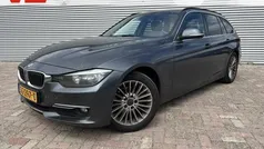 Grijs, metallic lak Gebruikt 2014 BMW 318 Comfort Edition Stationwagen | € 5.448 (Super prijs)