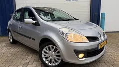 Grijs (metallic) Gebruikt 2009 Renault Clio II Collection Hatchback | € 3.495 (Eerlijke prijs)