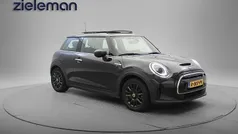Zwart Gebruikt 2022 Mini Cooper Essential Hatchback | € 18.845 (Eerlijke prijs)