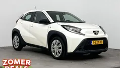 Wit Gebruikt 2023 Toyota Aygo Play Hatchback | € 16.999 (Eerlijke prijs)