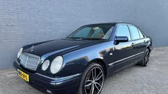 Zwart, metallic lak Gebruikt 1996 Mercedes E280 Classic Sedan | € 3.495