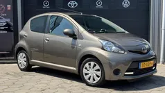 Bruin Gebruikt 2012 Toyota Aygo Hatchback | € 4.495 (Eerlijke prijs)