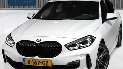 Wit (metallic) Occasion 2023 BMW 118 M Sport Hatchback | € 29.900 (Eerlijke prijs)