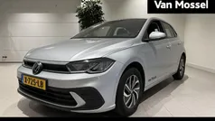 Grijs, metallic lak Gebruikt 2023 VW Polo Life Hatchback | € 21.900 (Eerlijke prijs)