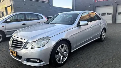 Grijs (metallic) Gebruikt 2009 Mercedes E220 Avantgarde Sedan | € 5.750 (Eerlijke prijs)