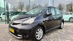 Zwart Gebruikt 2013 Toyota Aygo Hatchback | € 6.400 (Eerlijke prijs)