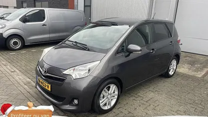 Grijs, metallic lak Gebruikt 2014 Toyota Verso-S MPV | € 10.900 (Eerlijke prijs)