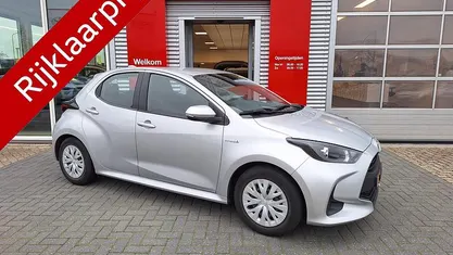 Grijs Gebruikt 2020 Toyota Yaris Hybrid Active Hatchback | € 19.800 (Eerlijke prijs)