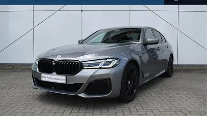 Grijs Occasion 2023 BMW 545e Executive Sedan | € 58.950 (Eerlijke prijs)