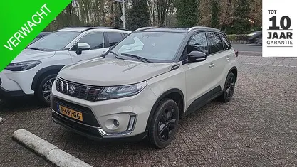 Bruin Gebruikt 2023 Suzuki Vitara Style SUV | € 24.900 (Goede deal)