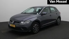 Grijs Gebruikt 2023 VW Polo Life Hatchback | € 20.900 (Eerlijke prijs)