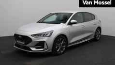 Grijs Gebruikt 2023 Ford Focus ST-Line Hatchback | € 24.945 (Eerlijke prijs)