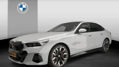 Grijs Nieuw 2025 BMW 520 M Sport Sedan | € 110.900