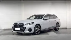 M brooklyn grau (c4p) Nieuw 2025 BMW 530e M Sport Stationwagen | € 71.900 (Eerlijke prijs)